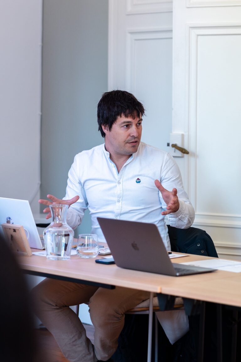 Table ronde animée par Kimso lors d'une rencontre de la Fondation de Luxembourg